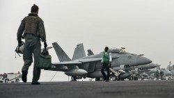 Soldati statunitensi si preparano per le operazioni militari congiunte con l'India presso lo Stretto di Malacca (AFP)