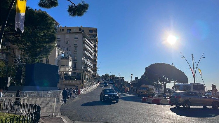 Le strade di Monaco, addobbate con le bandiere del Vaticano