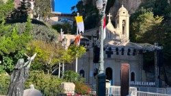 Várakozás a Monacói Hercegségben Leó pápa érkezésére március 28-án