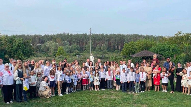 Вихованці гімназії з батьками та педагогічним колективом