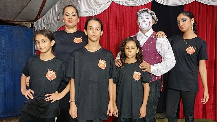 Palhaço Pessebe com esposa e filhos fazem parte do Circo de Tradição Familiar. Reconhecido como Patrimônio Cultural do Brasil