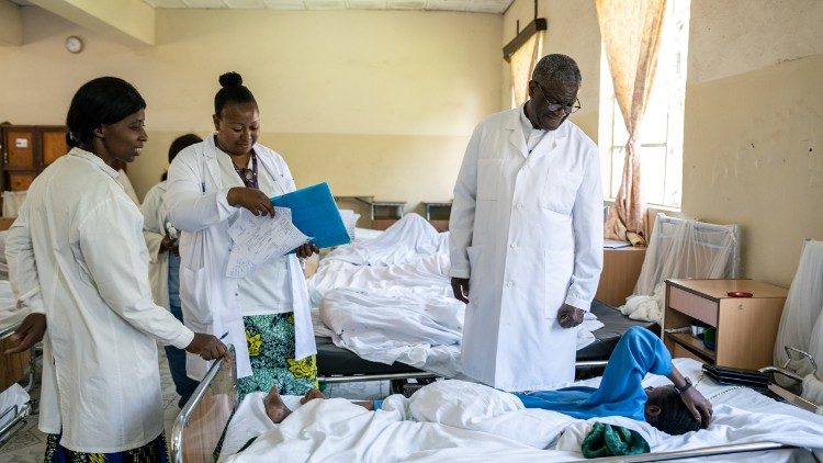 Mukwege nel suo ospedale Panzi (A.Bashizi/Panzi Foundation)