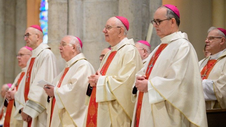 Arcybiskupi i biskupi koncelebrujący Eucharystię (Sebastian Szwajkowski / Radio Ł&oacute;dź)