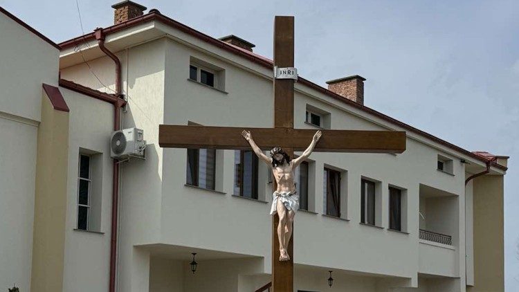 Обновеният кръст в манастира "Свети Максимилиан Колбе"