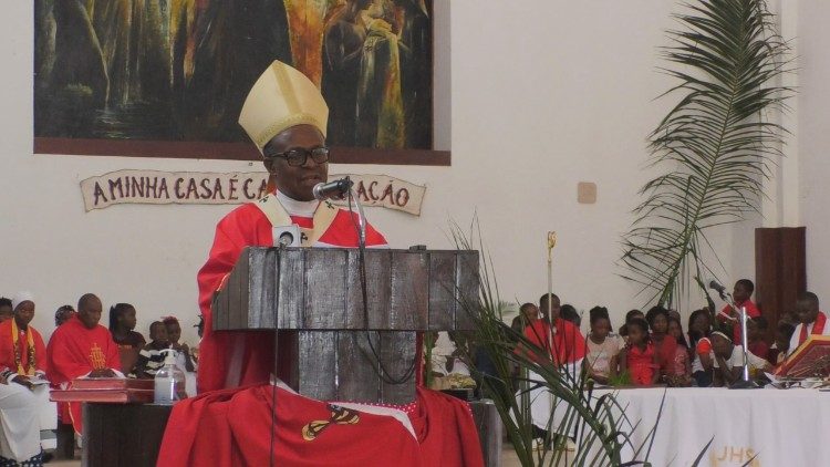 Dom Inácio Saúre, arcebispo Nampula (Moçambique), na celebração do Domingos de Ramos na Paixão do Senhor