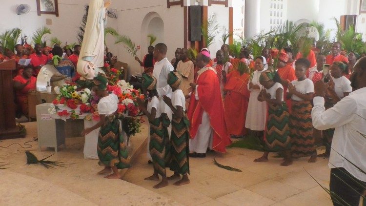 Dom In&aacute;cio Sa&uacute;re, durante a prociss&atilde;o do Domingo de Ramos com fi&eacute;is da arquidiocese de Nampula