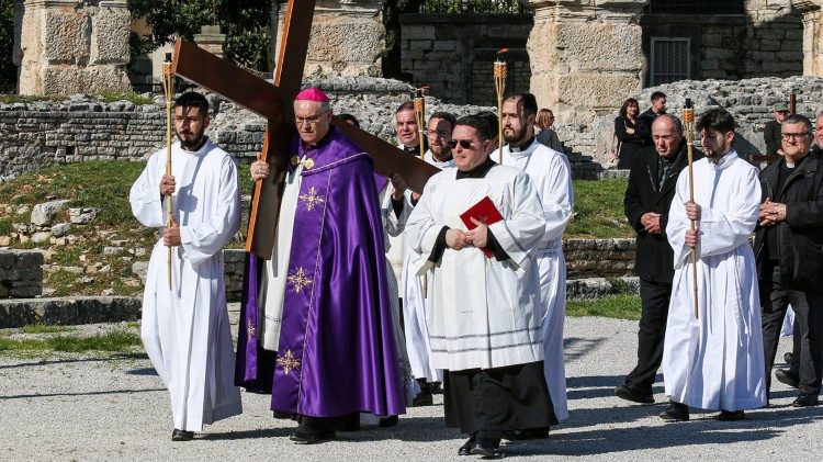 Biskup Ivan Štironja nosi križ u pulskoj Areni  (Foto: Porečka i pulska biskupija)