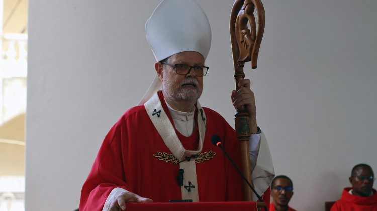 Dom Claudio Dalla Zuanna durante a celebra&ccedil;&atilde;o do Domingo de Ramos na arquidiocese da Beira