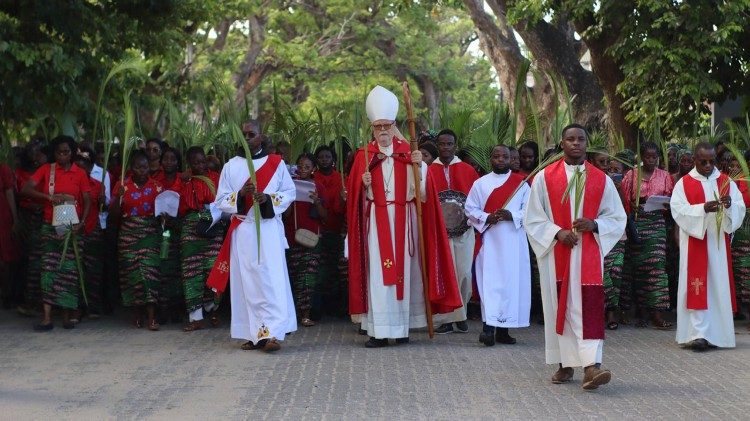 Arcebispo da Beira, Dom Claudio Dalla Zuanna, durante a procissão do Domingo de Ramos na Paixão do Senhor - arquidiocese da Beira (Moçambique)