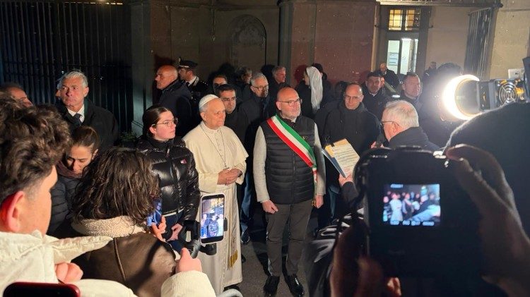 Il Papa mentre parla con i giornalisti all'uscita di Villa Barberini, a Castel Gandolfo