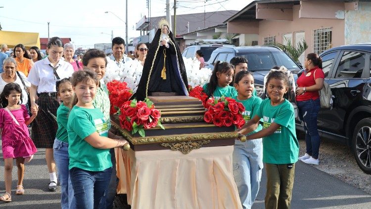 Ni&ntilde;os cargando en las andas con una imagen de la Virgen Mar&iacute;a