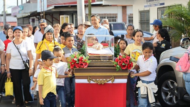 Procesi&oacute;n guiada por ni&ntilde;os en la parroquia San Francisco de Paula