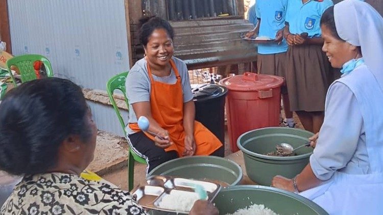 Algumas estudantes auxiliam na prepara&ccedil;&atilde;o da comida