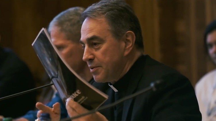 O arcebispo Ettore Balestrero durante a apresenta&ccedil;&atilde;o da publica&ccedil;&atilde;o