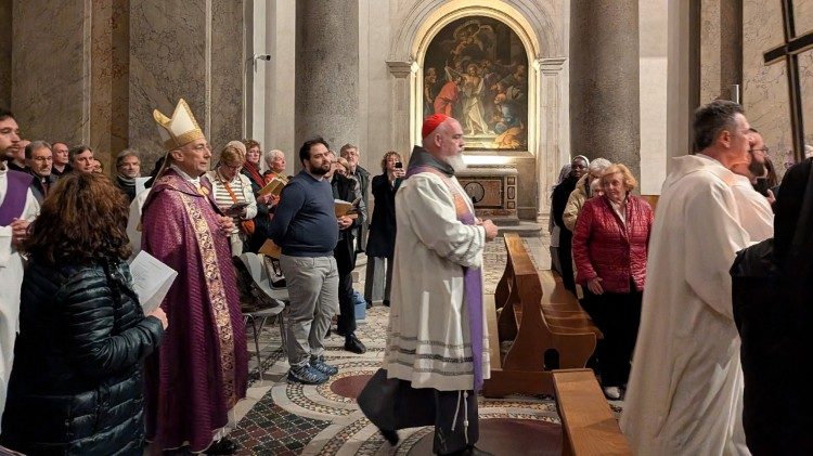 Os cardeais Reina e Mathieu durante a vigília na Basílica de Santa Cruz em Jerusalém, de Roma