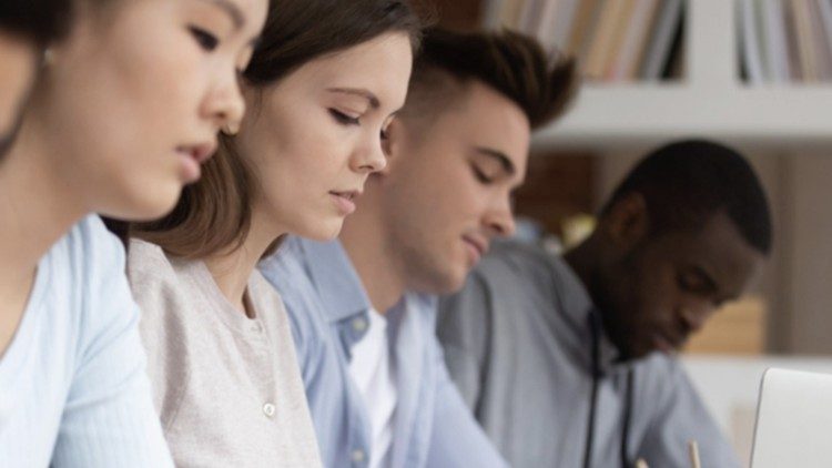 Giovani impegnati nei corsi della Fondazione