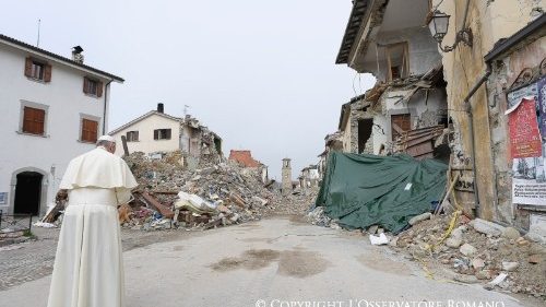 Francesco tra i terremotati: sono qui per portarvi speranza 
