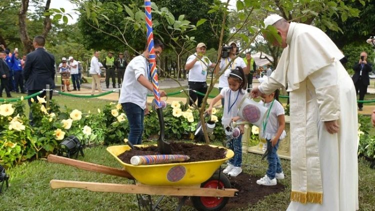 Il Papa alla Croce della Riconciliazione
